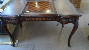 A MAHOGANY EFFECT FRENCH STYLE LEATHER INLAID CHESS TABLE, THE TABLE HAVING SLIDE OUT CHESS BOARD