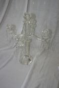 A CUT GLASS FOUR BRANCH TABLE CANDELABRA, EACH SCONCE HAVING FOUR DROPS, APPROX. 42 CM HIGH