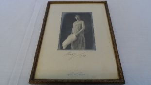 HRH PRINCESS MARY COUNTESS OF HAREWOOD SIGNED MARY DATED 1928, APPROX. 10 X 15 CM IN A FAUX GOLD