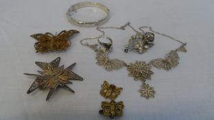 A COLLECTION OF MISC. JEWELLERY INCL. A BIRMINGHAM HALLMARKED SILVER  BANGLE, FILIGREE SILVER