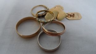 A COLLECTION OF MISC. 9ct GOLD RINGS INCL.  TRI GOLD WEDDING RING,  WHITE GOLD WEDDING RING, GENT`S