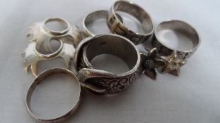 A COLLECTION OF MISC. GENT`S SILVER JEWELLERY INCL. RINGS ETC. APPROX. 70 GM
