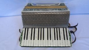 A HOHNER VERDI I ACCORDION IN ORIGINAL BOX TOGETHER WITH A SETTIMIO SOPRANI ACCORDION COURSE BOOK