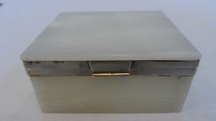 A SILVER BANDED WHITE AGATE CIGARETTE BOX WITH LONDON HALLMARK, MM G. B &S, APPROX. 9.5 X 8 X 4.5