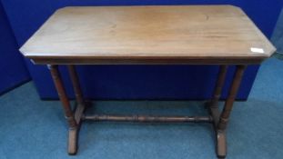 A VICTORIAN MAHOGANY OCCASIONAL TABLE ON TURNED COLUMNS AND TURNED CENTRAL STRETCHER, APPROX. 92 X