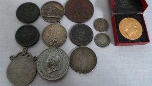 A COLLECTION OF MISC. COMMEMORATIVE MEDALS AND COINS INCL. 1893 SILVER CROWN, SILVER CHINESE COIN ON