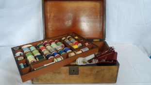A MAHOGANY SEWING BOX WITH CONTENTS, THE BOX HAVING A LIFT OUT TRAY WITH SILVER AND BRASS INLAY TO
