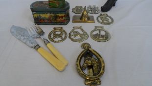 A COLLECTION OF MISC. METALS INCL. HORSE BRASSES, SILVER PLATED FISH SERVERS, VICTORIAN METAL