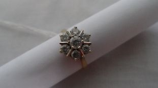 A LADY`S 9ct BIRMINGHAM HALLMARKED CLUSTER RING SET WITH WHITE STONES, SIZE N