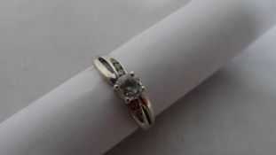 A LADY`S 9ct HALLMARKED WHITE GOLD RING SET WITH WHITE STONES, SIZE O