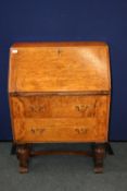 AN EDWARDIAN OAK DROP FRONT BUREAU HAVING TWO DRAWERS ON TURNED FRONT LEGS AND STRETCHER, APPROX. 74
