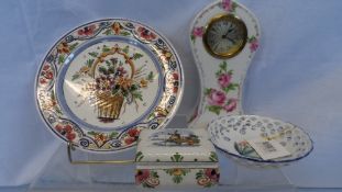 A SELECTION OF LATE 20th CENTURY DUTCH DELFT WARE TO INCLUDE A TRINKET BOX AND A RETICULATED PIN