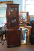 A MAHOGANY EFFECT CORNER CABINET WITH ASTRAL GLAZED FRONT AND CUPBOARD BELOW, APPROX. 61 X 41 X