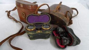 A MISC. COLLECTION OF VARIOUS BINOCULARS INCL. ARMY BY ROSS LONDON NO. 61502 AND A PAIR OF LEATHER