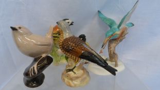 A GROUP OF BIRD FIGURES INCL. A DAVID SHARP WREN, A BAVARIAN GOLD FINCH, A PRINKNASH POTTERY DUCK, A