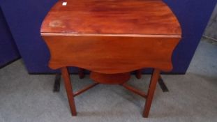 AN EDWARDIAN MAHOGANY GEORGIAN STYLE DROP LEAF OCCASIONAL TABLE HAVING SCALLOPED LEAVES ON SQUARE