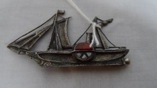 A VICTORIAN SILVER BROOCH IN THE FORM OF A PADDLE STEAMER HAVING AN INLAID STONE / ONYX PADDLE