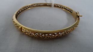 A HAND MADE 18ct GOLD  ( TESTED )  FILIGREE BANGLE DEPICTING FLOWERS, APPROX. 14.5 GM