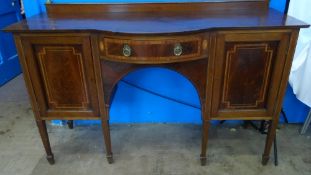 A REGENCY STYLE MAHOGANY SIDEBOARD HAVING A BOW FRONT TO THE CENTRE WITH A SINGLE DRAWER AND