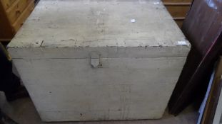 A LARGE WOODEN METAL BOUND TRAVELLING TRUNK HAVING THREE LIFT OUT TRAYS, APPROX. 61 X 92 X 71 CM