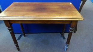 A VICTORIAN MAHOGANY HALL TABLE HAVING SHAPED EDGES ON TURNED LEGS, APPROX.  103 X 54 X 76 CM.