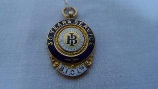 A 9ct GOLD AND ENAMEL BIRMINGHAM HALLMARKED  MEDALLION FOR THIRTY YEARS SERVICE TO B.I.C. LTD.