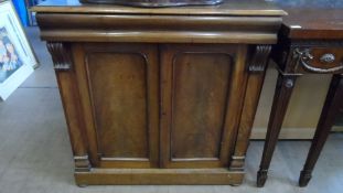 A VICTORIAN MAHOGANY SIDEBOARD ON PAD FEET HAVING DRAWERS WITH CUPBOARDS BELOW, THE DOORS HAVING