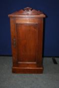 AN EDWARDIAN MAHOGANY BEDSIDE CABINET HAVING TWO SHELVES TO THE INTERIOR, APPROX.33 X 38 X 79 CM