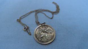 A 9ct HALLMARKED GOLD DOUBLE SIDED ST CHRISTOPHER ON A 9k CHAIN, APPROX. 3.7 GM