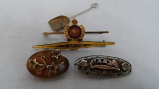 A COLLECTION OF MISC. BROOCHES INCL. SILVER AND GOLD FLORAL BROOCH DEPICTING LILIES AND OAK