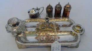 A SHEFFIELD SILVER PLATE INKWELL WITH CUT GLASS INK POT HAVING CLASSICAL CARTOUCHE TO THE LID, THE