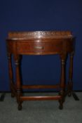 AN OAK DEMI LUNE HALL TABLE ON TURNED LEGS AND HAVING A SINGLE DRAWER, APPROX. 26 X 40 X 79 CM