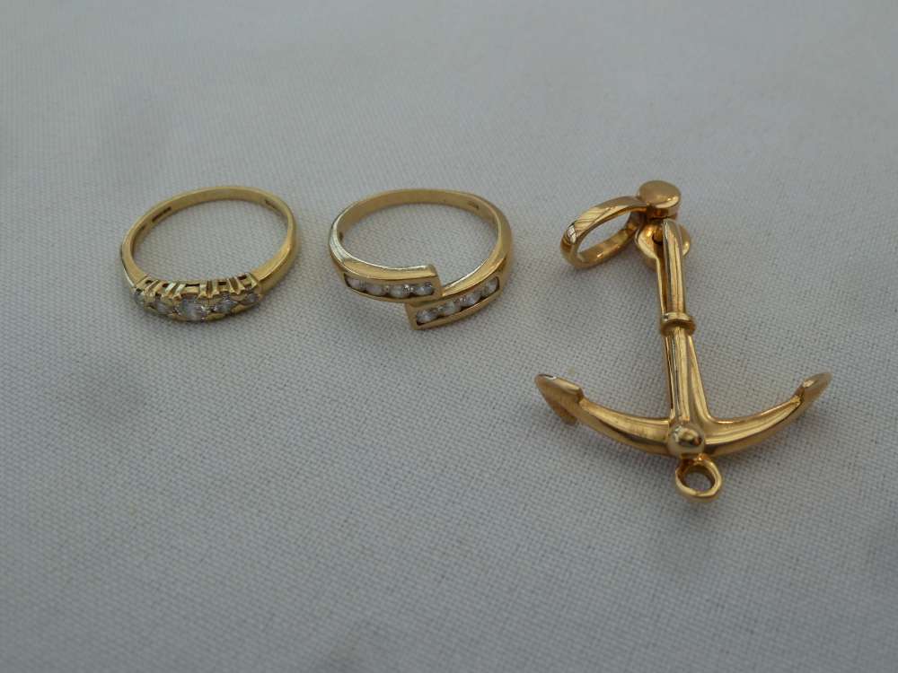 A quantity of 18ct yellow gold jewellery to include two rings and a pendant