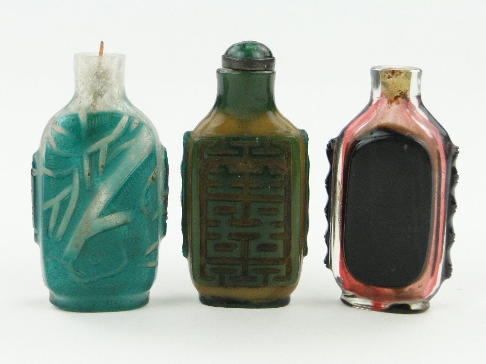 Antique Chinese Peking overlay glass snuff bottle with design of fish, 2.5", a Peking overlay