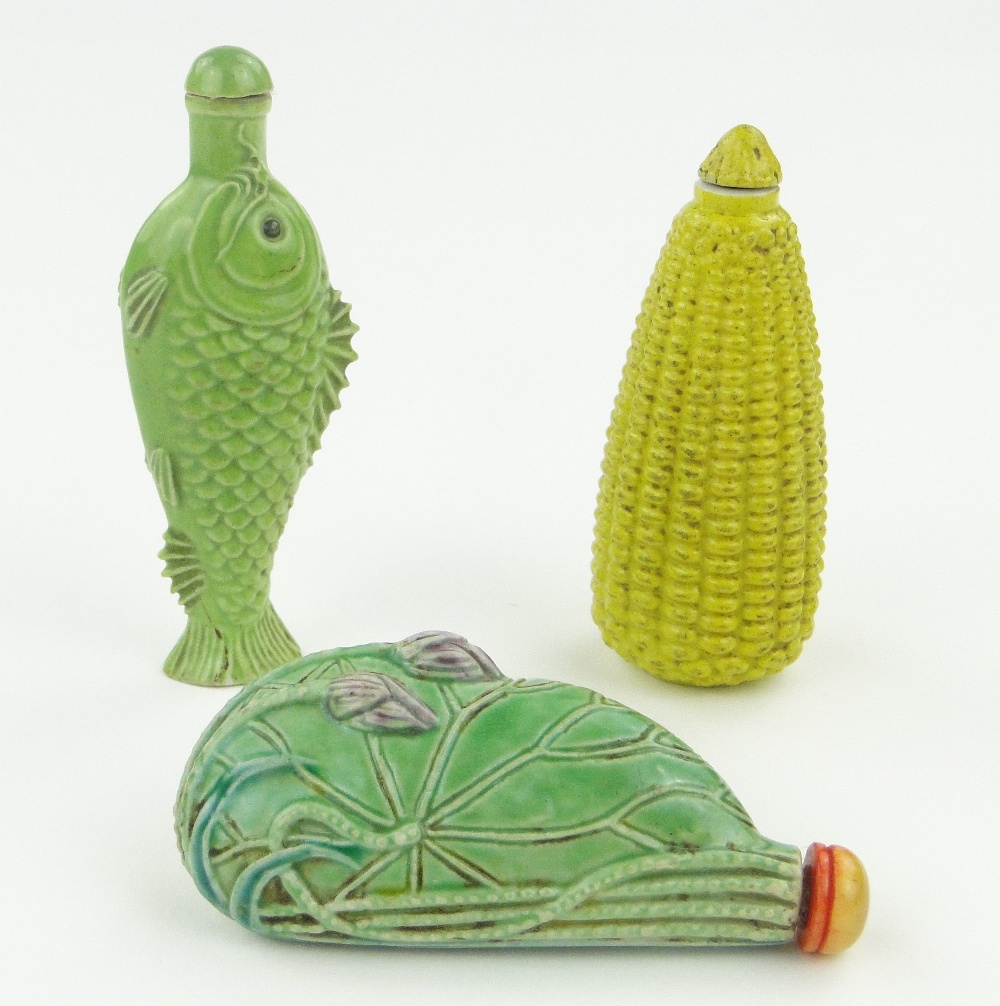 Antique Chinese porcelain snuff bottle modelled as a corn cob with stopper, and 4 character mark,