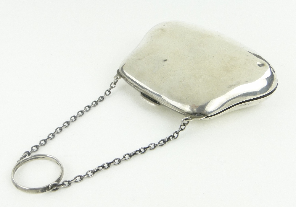 A lady's silver evening purse on silver chain, Birmingham 1917.