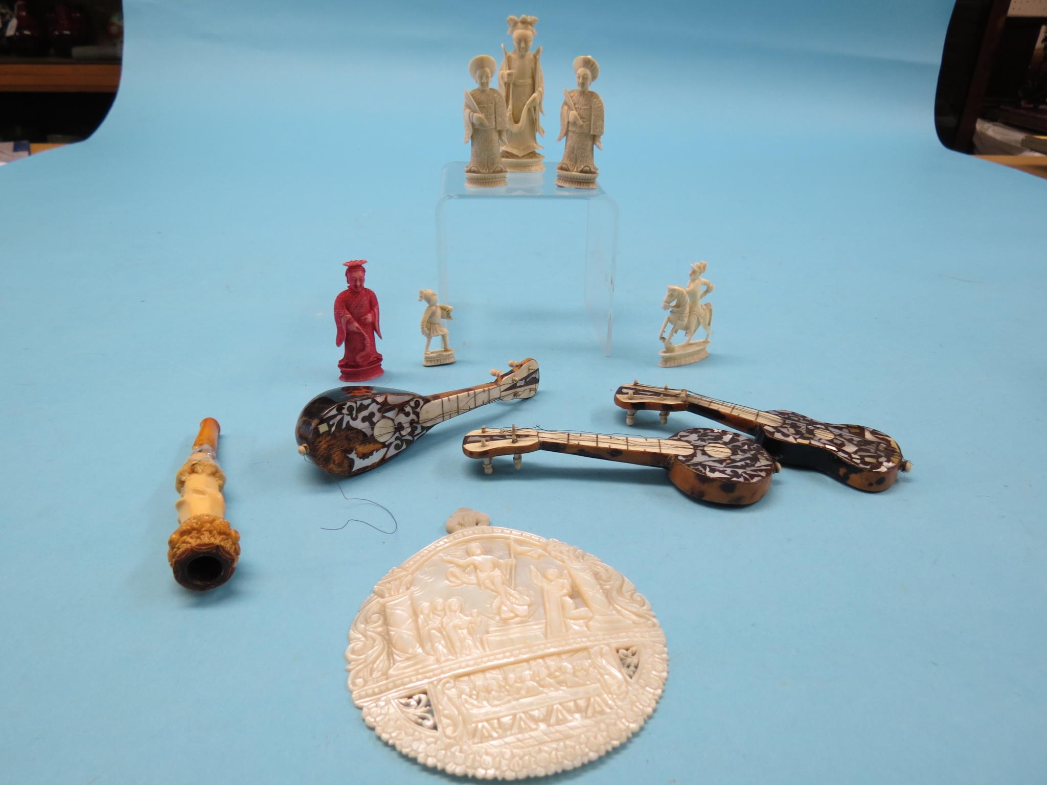 Three miniature tortoiseshell and bone stringed instruments, 5.5in., six Indian bone chess figures
