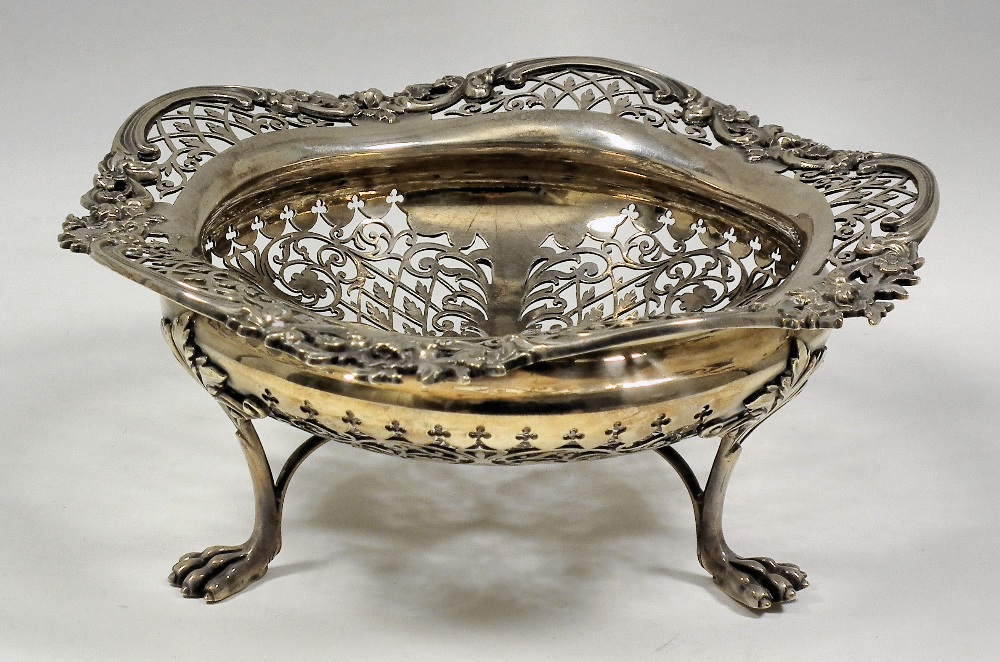 An Edward VII silver circular sweetmeat dish with pierced body and rim, and with cast floral and C-