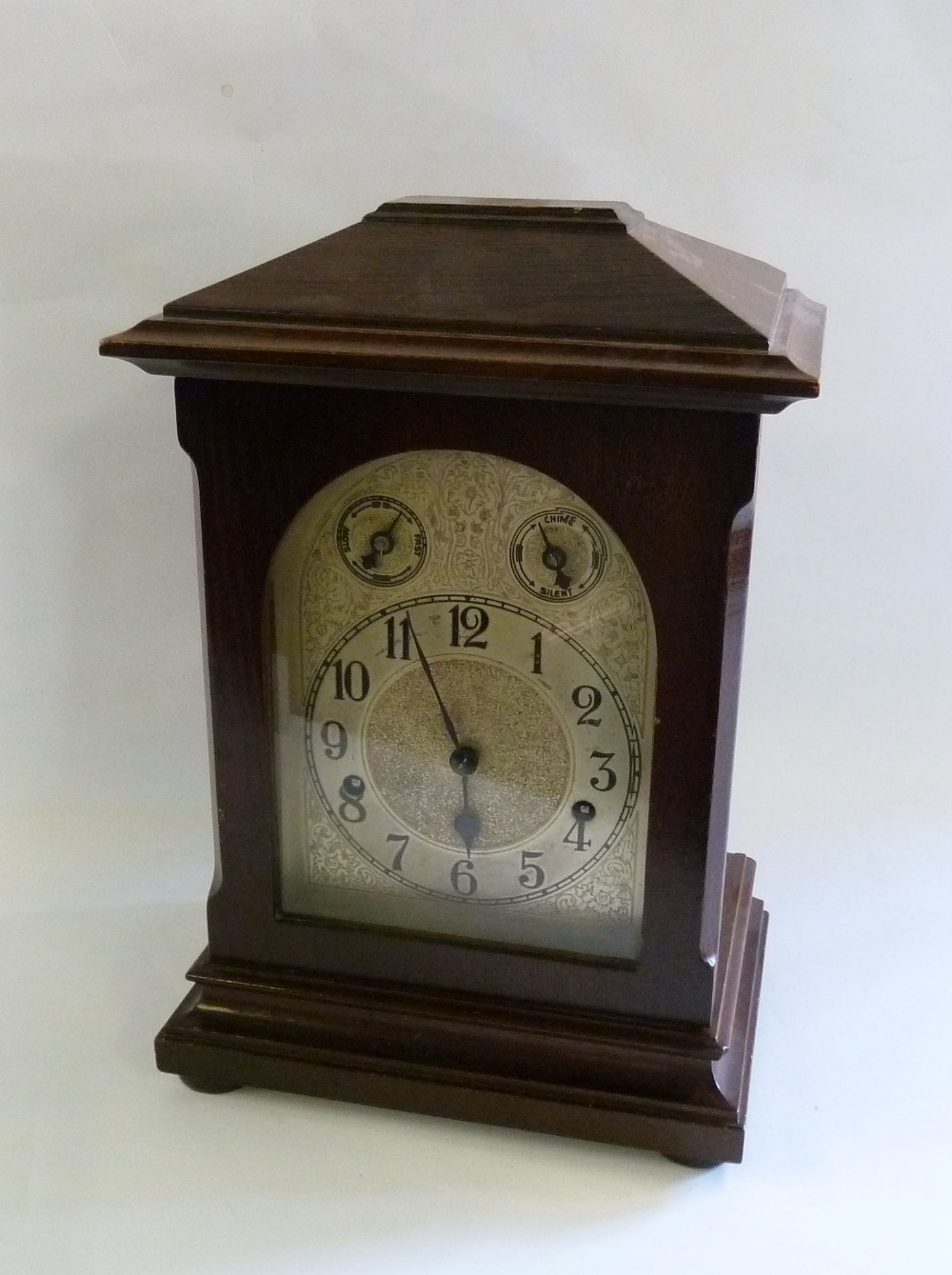 EARLY TWENTIETH CENTURY GERMAN OAK MANTEL CLOCK, the silvered Arabic dial with chime/silent and