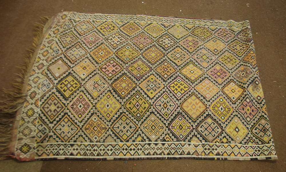 SHIRAZ FLAT WEAVE LARGE RUMMER, with all-over diamond pattern with interior radiating latch hook