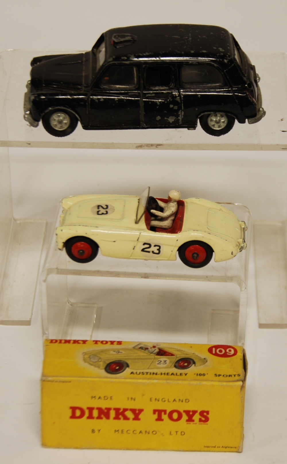 DINKY 109 AUSTIN HEALEY `100` - Cream No. 23 (Good - few chips- box poor) (missing end flap) and