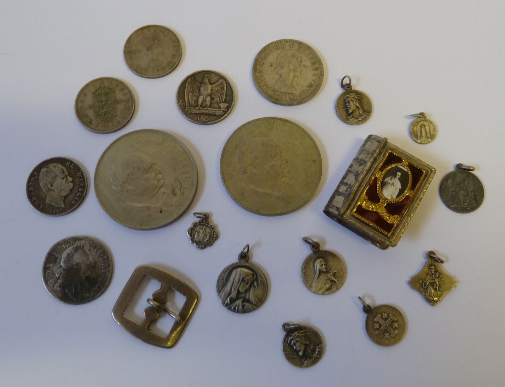 TWO CHURCHILL CROWN COINS, SIX OTHER COINS, A SMALL METAL "RICORDO" BOOK PATTERN BOX, A METAL BUCKLE