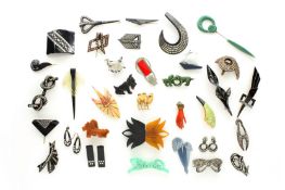 An interesting collection of 1930s/40s plastic and bakelite costume jewellery, comprising,