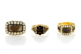 Two 19th century 18ct gold mourning rings and a mourning brooch, comprising an 18ct gold and black