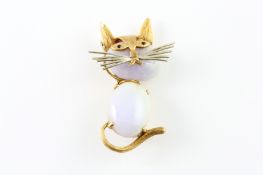 An 18ct gold brooch in the form of a cat 1950s, with white agate body and ruby eyes, height 4cm