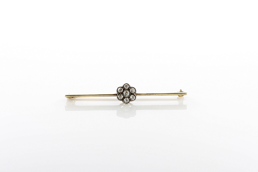 A gold and diamond flowerhead bar brooch, set with 7 small diamonds, of approximately 3-4pts each,