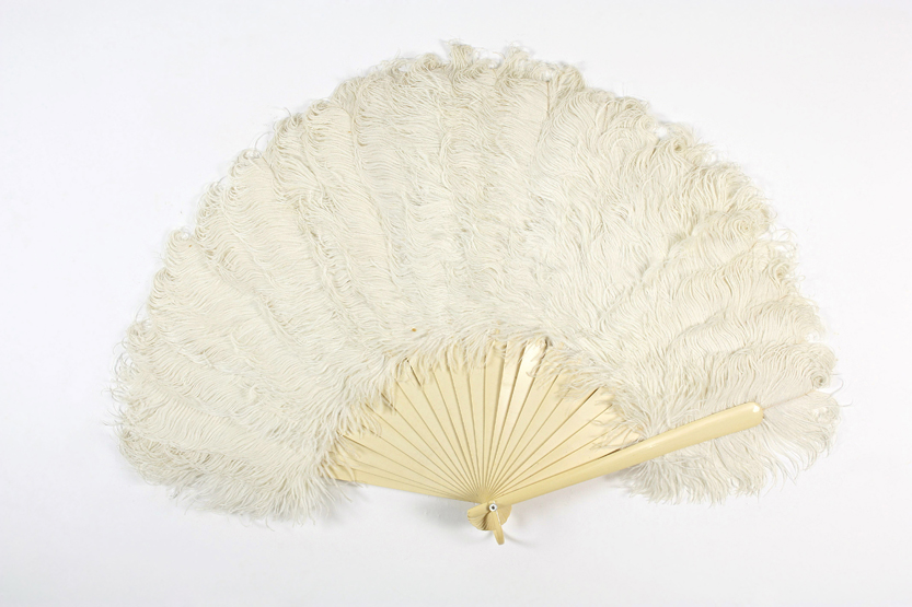 A cream ostrich feather fan, 20th century, with ivorine sticks, length 32cm