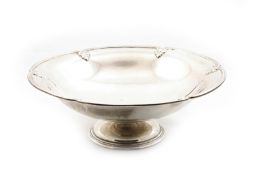 A George V silver pedestal bowl, hallmarked Birmingham 1932, with acanthus crested rim and