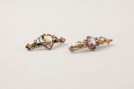 A 9ct gold Edwardian bar brooch set centre with faceted amethyst in claw setting and seed pearl