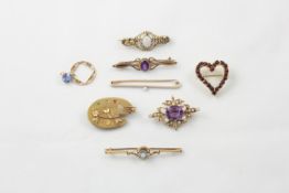 Seven gold brooches and a pendant comprising an artist`s palette with flower decoration in high